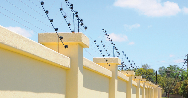 Una valla de seguridad eléctrica protege un complejo residencial