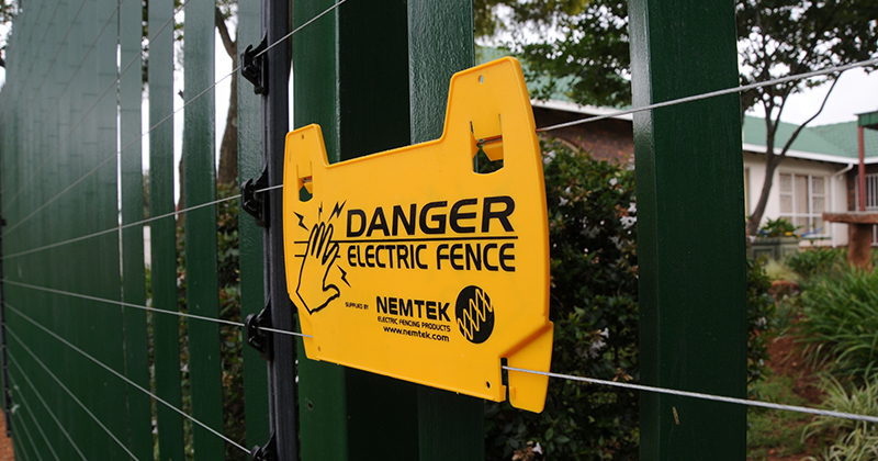 Cerca elétrica monitorada proporciona segurança residencial